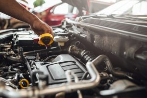 Nível do óleo do motor acima ou abaixo do limito máximo: tem problema?